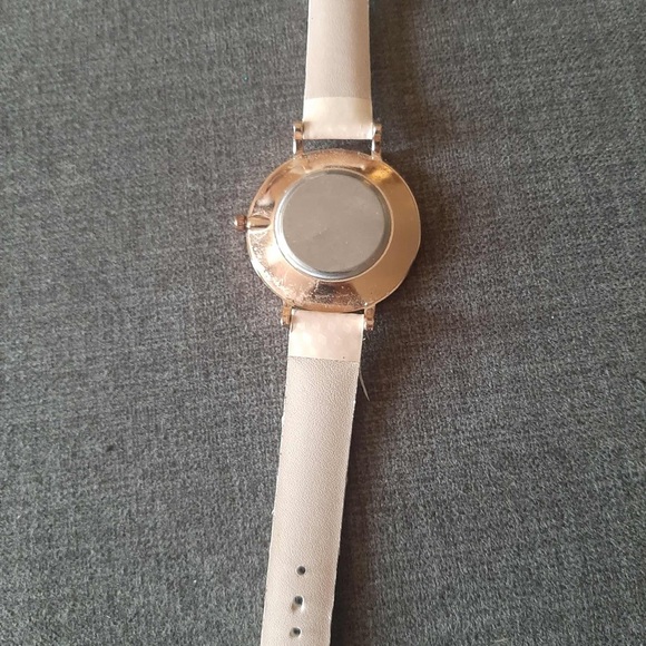 Elegant Women’s Watch with a Magical Twist 🎉 $5 Finds – Clearance Section 🎉 - Picture 2 of 3
